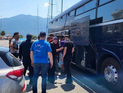 Καλαμάτα: Αναχώρησαν για τη Μαλακάσα οι 60 διασωθέντες μετανάστες