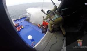 Καρέ- καρέ η διάσωση ενός επιβάτη του Norman Atlantic (βίντεο)