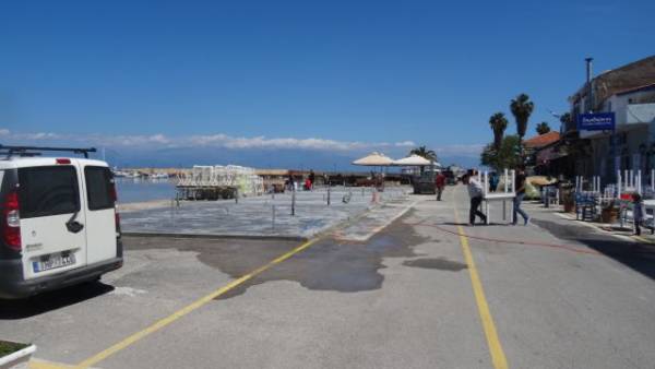 Προβληματισμός για τις ομπρέλες στο λιμάνι της Κορώνης