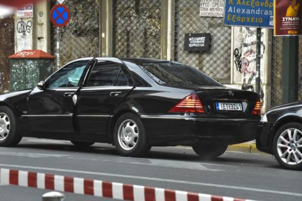 Έκρηξη στο αυτοκίνητο του Λουκά Παπαδήμου -  Τραυματίστηκε ο πρώην πρωθυπουργός