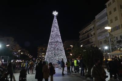 Φωταγωγήθηκε το χριστουγεννιάτικο δέντρο στην κεντρική πλατεία της Καλαμάτας (βίντεο-φωτογραφίες)