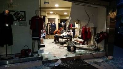 Η στιγμή της &quot;εισβολής&quot; αυτοκινήτου σε κατάστημα στην Καλαμάτα (βίντεο)