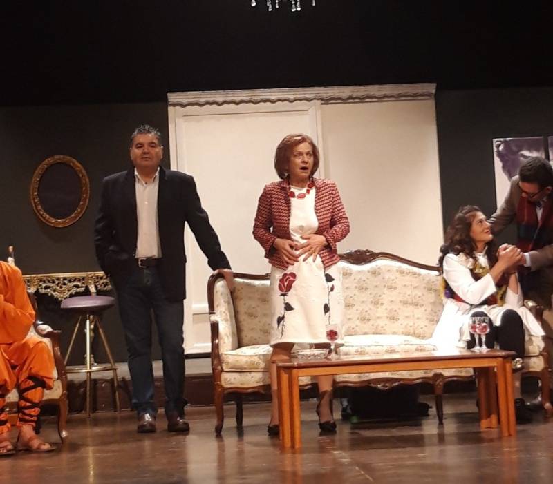 Νέα Σκηνή: Θετικές κριτικές για το «Δείπνο για oχτώ στις oχτώ»