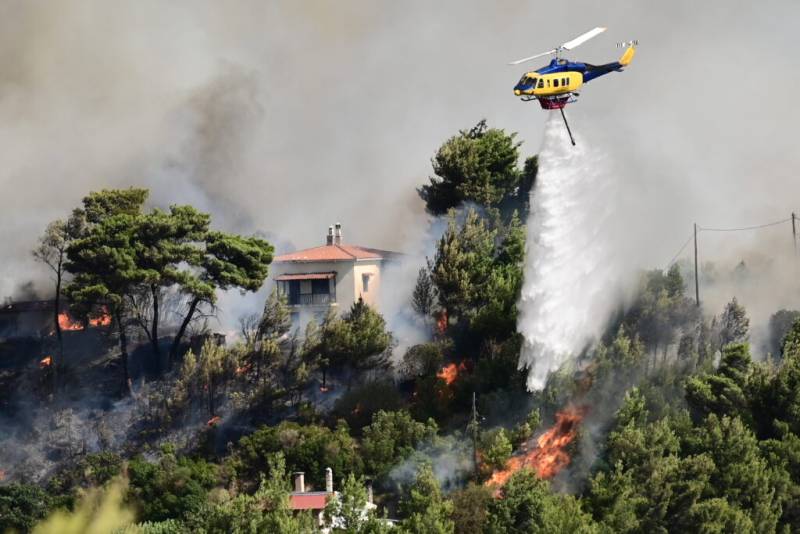 Ανεξέλεγκτη η φωτιά στον Βαρνάβα, καίγονται σπίτια (βίντεο)