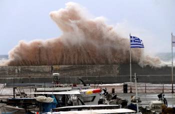 Κύματα &quot;πνίγουν&quot; το λιμάνι του Παραλίου Αστρους (φωτογραφίες)