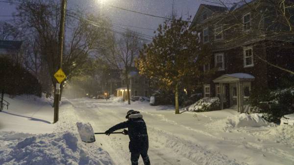 Ισχυρή χιονοθύελλα πλήττει τις βορειοανατολικές ΗΠΑ - Τα 70 εκατοστά έχει φτάσει το χιόνι σε κάποιες πόλεις