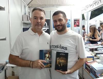 Ο Θεόδωρος Λάμπρος με τον υπεύθυνο των εκδόσεων «ΕΛΚΥΣΤΗΣ» και συγγραφέα Βαγγέλη Ιωσηφίδη