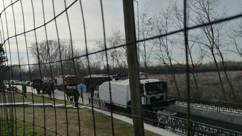 Καστανιές: Καταστηματάρχες μοίρασαν τρόφιμα στα στελέχη των σωμάτων ασφαλείας