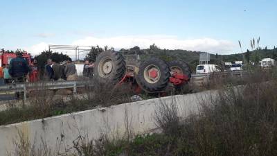 Μεσσηνία: Ανατροπή τρακτέρ έξω από το Κορυφάσιο - Γέμισε ο δρόμος με σακιά από ελιές