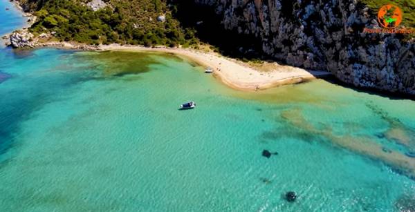 Σφακτηρία: Το νησί της Μεσσηνίας με την μακρά ιστορία και τις εξωτικές παραλίες (Βίντεο)
