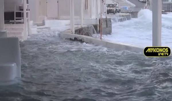 Μύκονος: Πλημμύρισαν η μικρή Βενετία και τα σοκάκια στα Ματογιάννια από τις βροχές και τις καταιγίδες (Βίντεο)