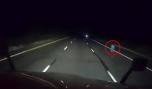 Αριζόνα: Οδηγός κατέγραψε... ανατριχιαστική μορφή - Οδηγούσε ολομόναχος σε αυτοκινητόδρομο (Βίντεο)