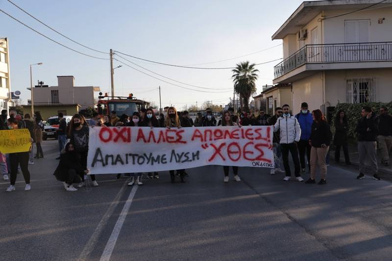Νέα διαμαρτυρία σπουδαστών του ΟΑΕΔ για τη διάβαση στο Ασπρόχωμα (βίντεο-φωτογραφίες)
