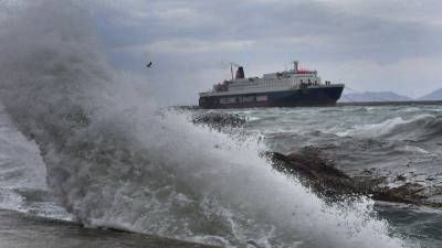 Σε ισχύ το απαγορευτικό απόπλου σε Αττική λόγω ισχυρών ανέμων (βίντεο)