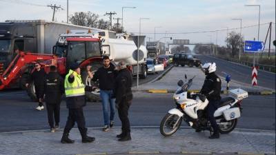 Παραμένουν στα μπλόκα οι αγρότες: Αποκλεισμός στις σήραγγες των Τεμπών για τα φορτηγά (βίντεο)