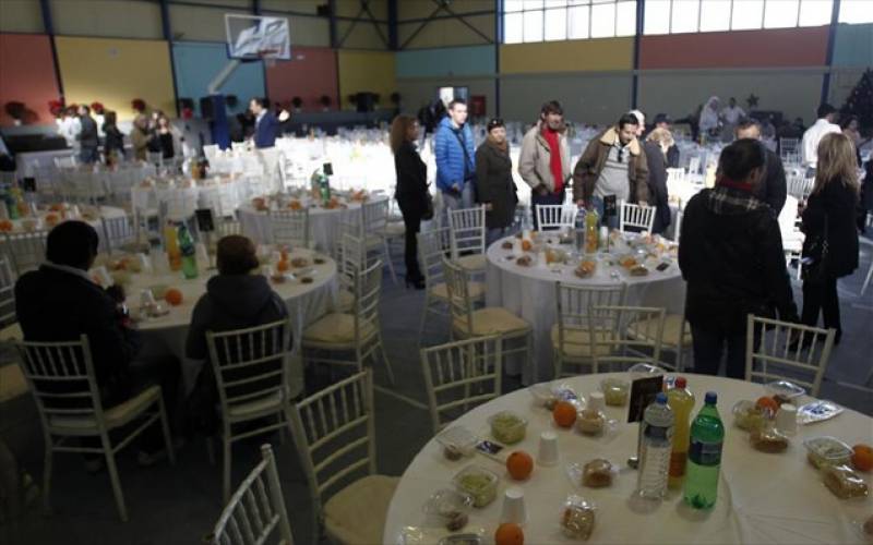 Χριστουγεννιάτικο τραπέζι για 2.000 άστεγους και άπορους δημότες της Αθήνας