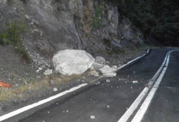 Ζημιές σε αυτοκίνητο από πτώση βράχου στο δρόμο Αμφειας - Πολιανής