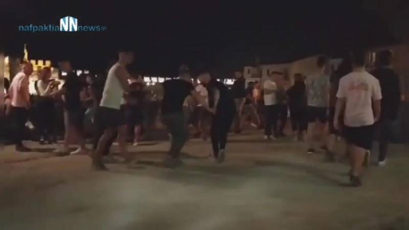 Σαββατόβραδο με... χορό και συνωστισμό στη Ναύπακτο (Βίντεο)