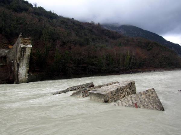 Ομαλά εξελίσεται το έργο αποκατάστασης του γεφυριού της Πλάκας