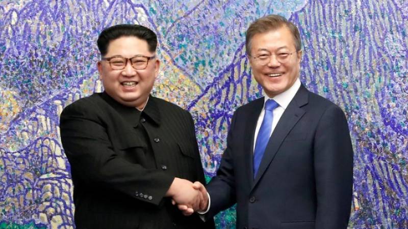Η Κορέα οδεύει σε νέα εποχή: Κιμ Γιονγκ Ουν και Μουν Τζε-ιν έσφιξαν τα χέρια