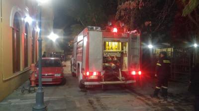 Μικρή πυρκαγιά σε προαύλιο στο Ιστορικό Κέντρο Καλαμάτας (βίντεο)