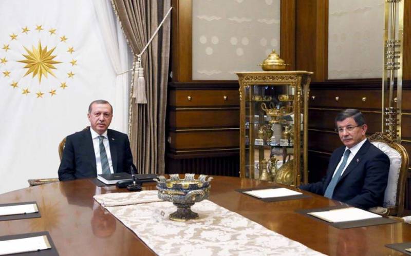 Νταβούτογλου: Η συμμαχία με τους εθνικιστές ήταν επιζήμια για το κόμμα AKP του προέδρου Ερντογάν