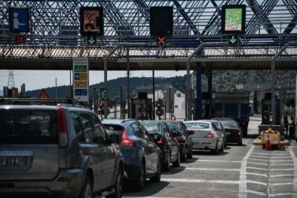 Πάνω από 100 χιλιάδες οχήματα έχουν φύγει από την Αττική, από τη Μ. Δευτέρα