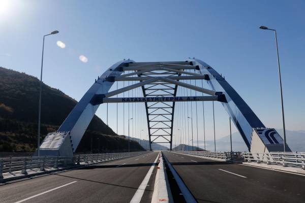 Περνώντας για πρώτη φορά την τοξωτή γέφυρα της Τσακώνας (βίντεο)