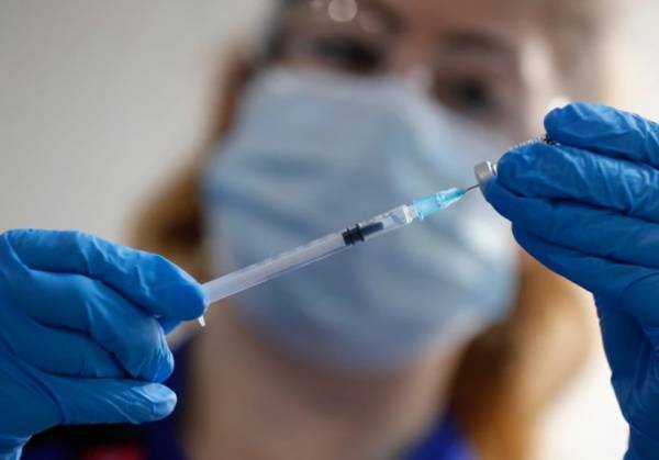 Η ΕΕ απειλεί με μπλόκο τις εξαγωγές των εμβολίων - Τι λέει η Βρετανία