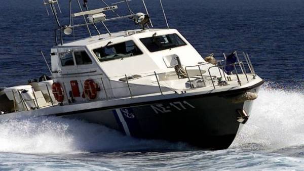 Ακυβέρνητο σκάφος με μετανάστες ρυμουλκείται στο λιμάνι της Καλαμάτας