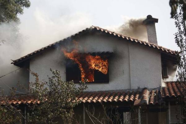 Αναστέλλονται για έξι μήνες οι πλειστηριασμοί για τους πληγέντες των πυρκαγιών