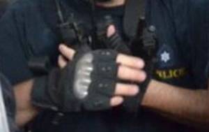 Συνεχίζεται η κατακραυγή για τα γάντια του αστυνομικού έξω από ΥΠΟΙΚ
