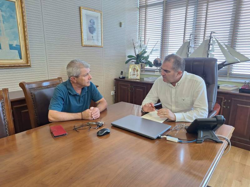 Ο Βασιλόπουλος με τον πρόεδρο του Συλλόγου ΑμεΑ Μεσσηνίας