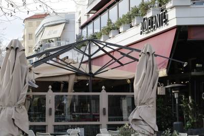 Ζημιές από τους ανέμους σε καταστήματα εστίασης στην κεντρική πλατεία Καλαμάτας (φωτογραφίες)