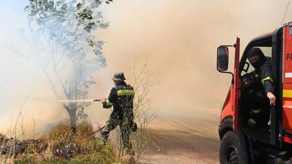 Πυρκαγιά στη Μάνδρα: Μήνυμα του 112 για απομάκρυνση των κατοίκων Νέου Πόντου και Νέας Ζωής (βίντεο)