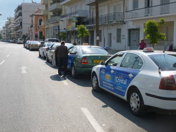 Ψάχνουν θέσεις τα ταξί στο λιμάνι της Καλαμάτας