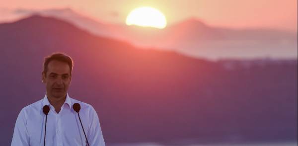 Παγκόσμιο προσκλητήριο Μητσοτάκη για τον τουρισμό στην Ελλάδα - Με φόντο το ηλιοβασίλεμα της Σαντορίνης