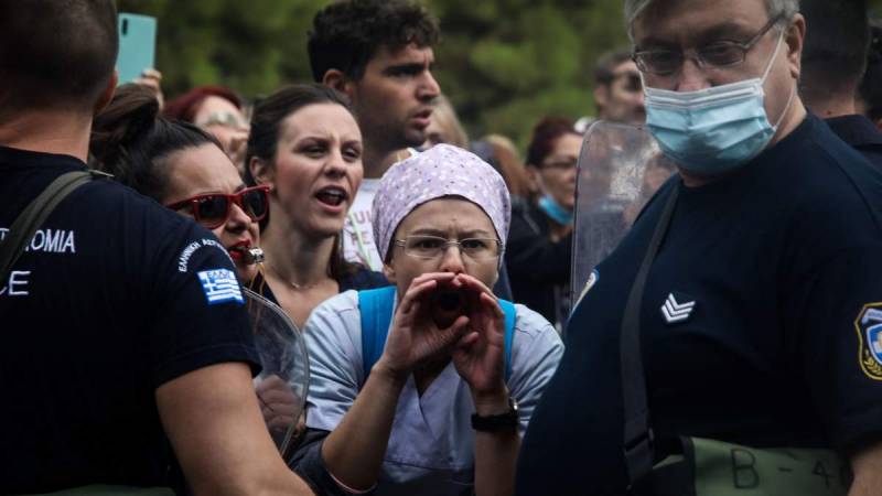 Με αποδοκιμασίες υποδέχτηκαν οι υγειονομικοί τον Πλεύρη στη Θεσσαλονίκη (βίντεο)