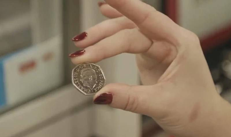 Βρετανία: Κυκλοφόρησαν τα πρώτα νομίσματα με το πορτρέτο του Καρόλου