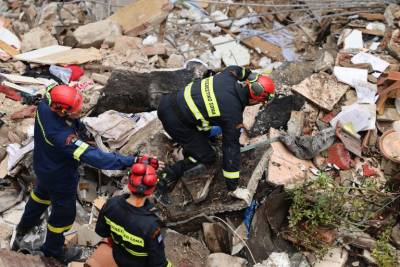 Eξι οι νεκροί από την κατάρρευση του κτηρίου στην Πλάκα (βίντεο)
