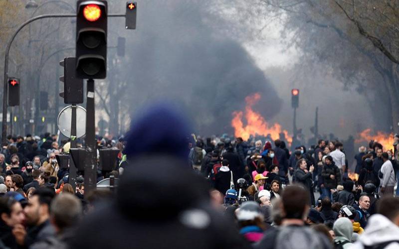 Συγκλονίζουν οι διαδηλώσεις στη Γαλλία - Συνάντηση με την αντιπολίτευση θα έχει η πρωθυπουργός (βίντεο)