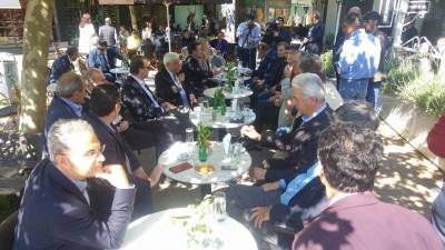 Στην κεντρική πλατεία της Καλαμάτας με φίλους ο Πρόεδρος της Δημοκρατίας (βίντεο)