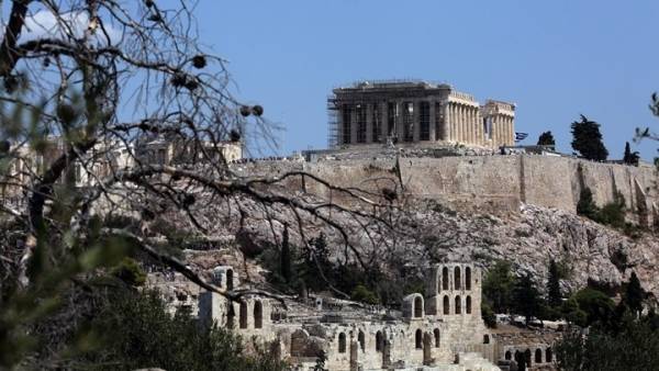 Le Monde: Έπειτα από οκτώ χρόνια λιτότητας, η Ελλάδα ξεσφίγγει τη μέγγενη στην κοινωνία