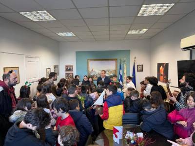 Κάλαντα στον Παναγιώτη Καρβέλα από μαθητές του 1ου Δημοτικού Σχολείου Πύλου