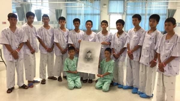 Oι Ταϊλανδοί ευχαριστούν τα... πνεύματα του σπηλαίου που έσωσαν τα παιδιά