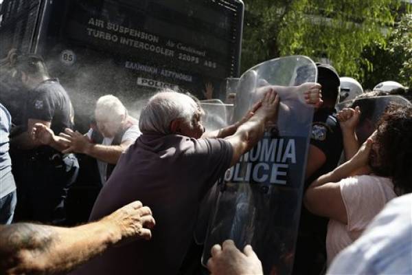 Απαγορεύθηκε η χρήση δακρυγόνων σε διαδηλώσεις εργαζομένων και συνταξιούχων