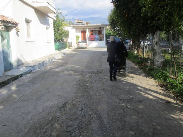 Καθημερινή δοκιμασία η διάσχιση δρόμων με αναπηρικό καρότσι στην Καλαμάτα