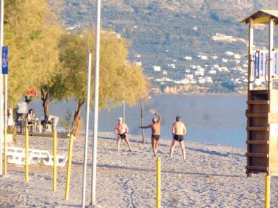 Χριστουγεννιάτικες… ρακέτες στην παραλία της Καλαμάτας