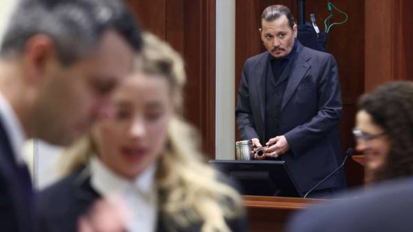 Φανατική θαυμάστρια του Τζόνι Ντεπ ξόδεψε 30.000 δολάρια για να παραστεί στη δίκη