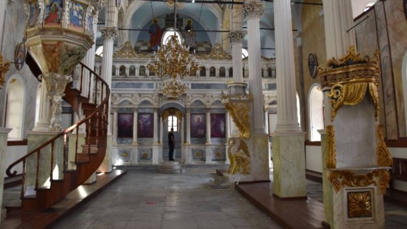 ΠΑΣΧΑ: Η πρώτη Ανάσταση στο ναό του Ταξιάρχη στο Αϊβαλί